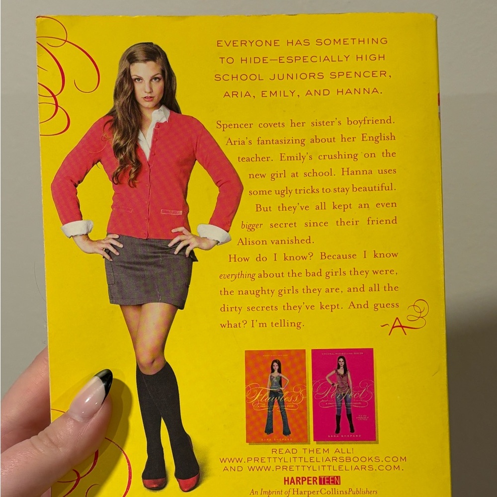 Pretty Little Liars Book - Picture 4 of 5